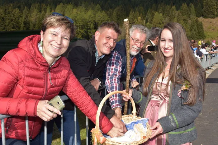 Zum Almabtrieb gehörte das Verteilen von „Rumpelnudeln“, ein Germgebäck, das von Sennerinnen und deren Kinder unter den Besuchern verteilt wurde.