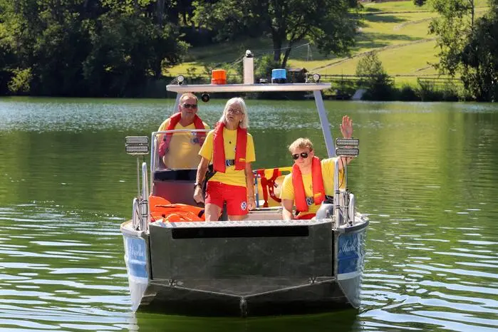 Ein Boot der Wasserrettung unter Rudolf „Rudi“ Orasch (am Steuer) brachte die Wanderer vom Strandbad Spieß zum Hecher Badestrand.  