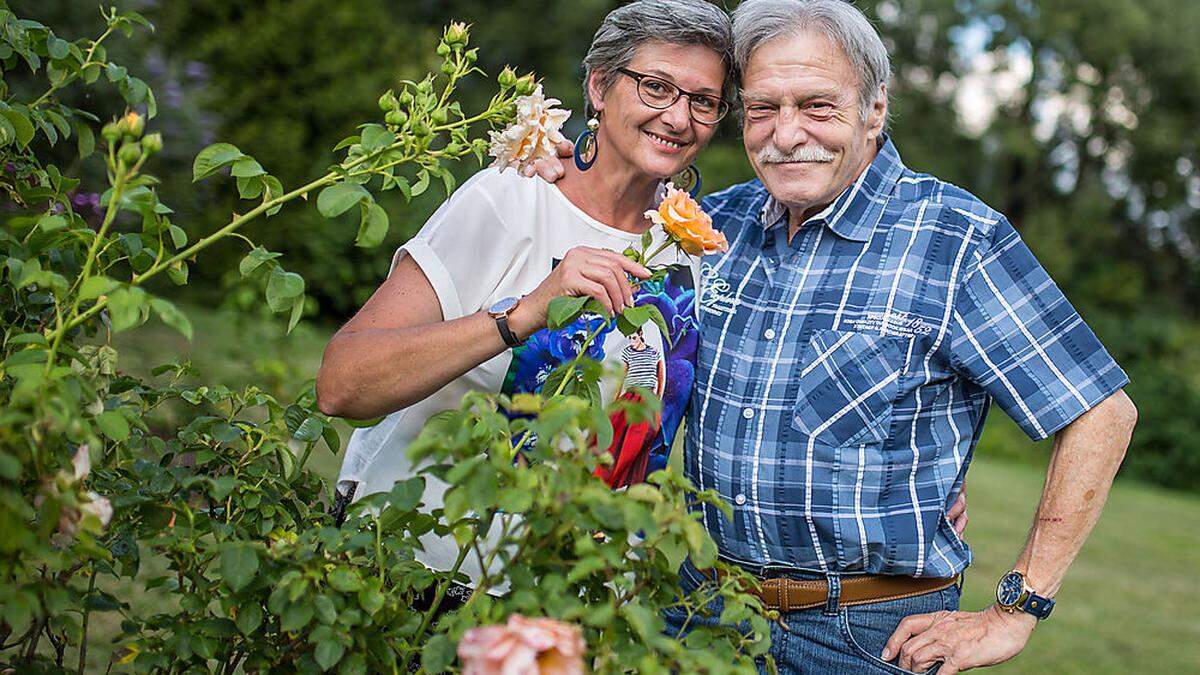 Claudia und Adi Peichl im Garten ihres Hauses in Friesach