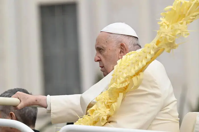 Der Papst kam in einem Auto auf den Petersplatz und stieg in der Nähe des Obelisken aus, um vor tausenden Gläubigen den Ritus der Segnung der Olivenzweige zu vollziehen.