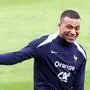TOPSHOT - France's forward #10 Kylian Mbappe gestures at the end of a training session at the Home Deluxe Arena Stadium in Paderborn, western Germany, on June 13, 2024, ahead of the UEFA Euro 2024 football championship. (Photo by FRANCK FIFE / AFP)