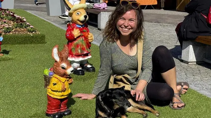 Besonderer Blickfang ist der fröhlich und kunstvoll gestalteter Hauptplatz-Brunnen, wo pfiffige, teils lebensgroße Osterhasen und bunt gestaltete Ostereier zu finden sind, worüber sich besonders die kleinen Besucher sehr freuen. 