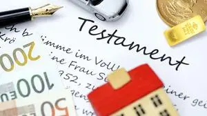 Download von www.picturedesk.com am 01.09.2023 (13:40). 
Testament, Geldscheine, Miniaturhaus, Miniaturauto und Gold, Erbschaftsteuer - 20150726_PD8789 - Rechteinfo: Rights Managed (RM)