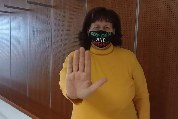 Ruhig bleiben und auf Distanz - das möchte Elisabeth Ogris (57) aus Kühnsdorf mit ihrer Maske vermitteln.  