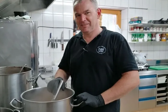 Egon Rotschopf stellt sich als Fasslwirt gerne wieder in die Küche.