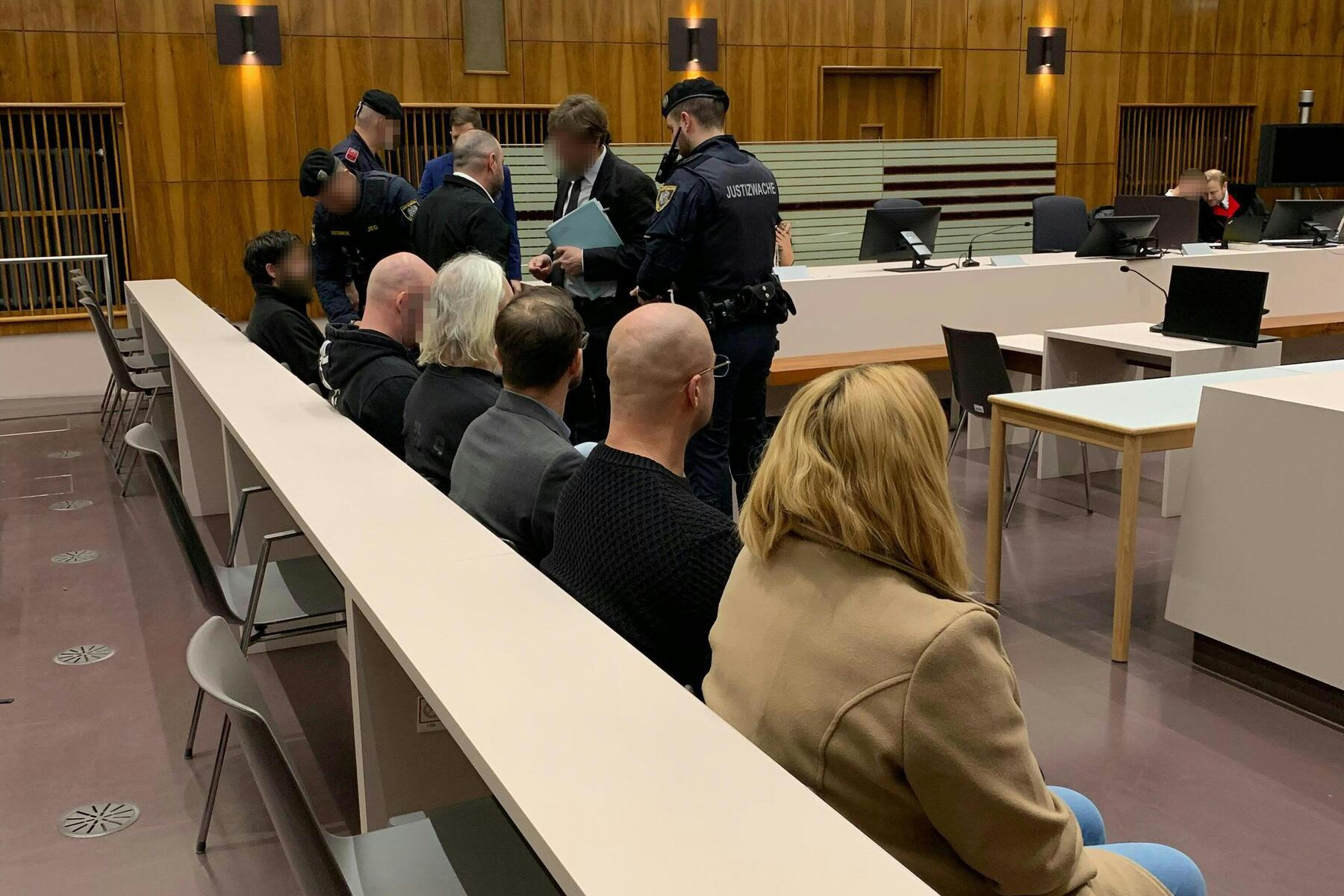 Justizwachebeamtin schmuggelte Handys und Drogen ins Gefängnis