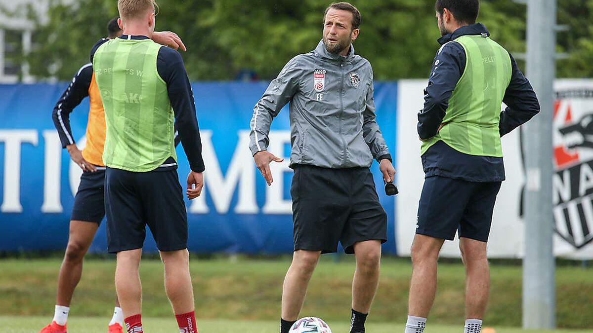 WAC-Trainer Ferdinand Feldhofer hat bis Sommer noch alle Kicker zur Verfügung