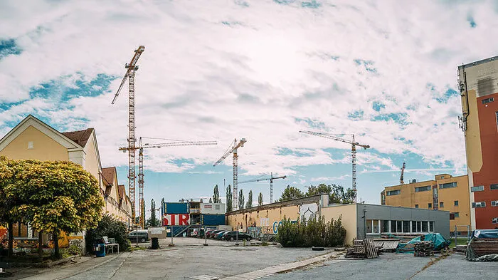 Baukräne, wohin man sieht