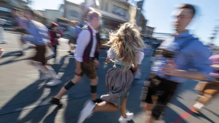 Auch das ist Tradition: Bereits am Eröffnungstag strömten die Besucher mit dem offiziellen Wiesn-Start auf die Theresienwiese, um sich einen guten Platz im Festzelt zu sichern.