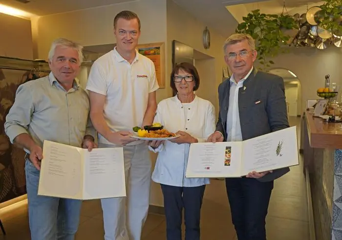 Für Kammobmann Franz Uller, Fleischhof Raabtal-Geschäftsführer Johann Kaufmann, Ella Pfeiler vom Pfeilers Bürgerstüberl und Hotel und den Landtagsabgeordneten Franz Fartek (v.l.) ist Regionalität in der Speisekarte eine Frage der Haltung