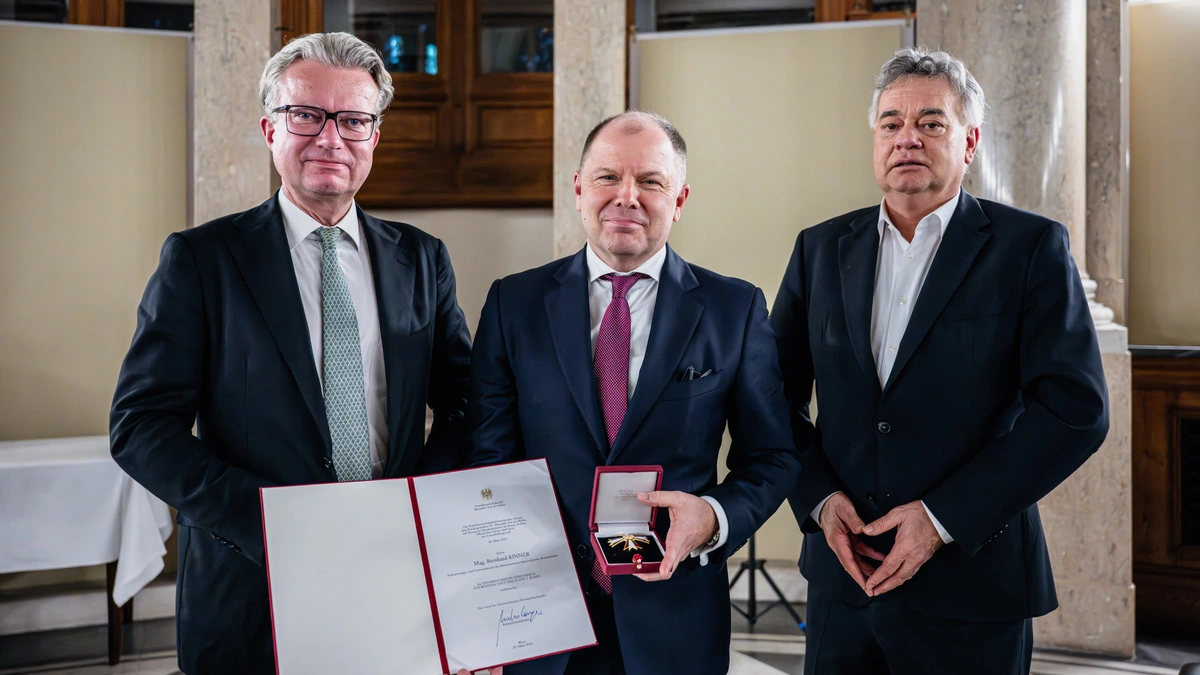 Kulturallianz im Kassensaal: Landeshauptmann Christopher Drexler, der Geehrte Bernhard Rinner, Kulturminister Werner Kogler