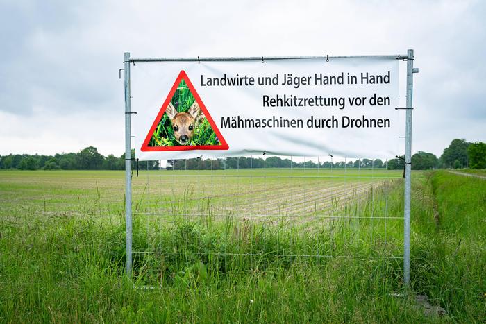 Immer wieder gibt es Kampagnen - wie hier in Niedersachsen -, um auf die Gefahren für Rehkitze hinzuweisen