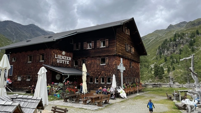 Blick auf die Lienzer Hütte am Eingang der Schobergruppe | Mit ihren bis zu 70 Betten zählt die inmitten einer 3000er-Welt liegende Lienzer Hütte zu den wichtigsten Alpenvereinshütten in Osttirol