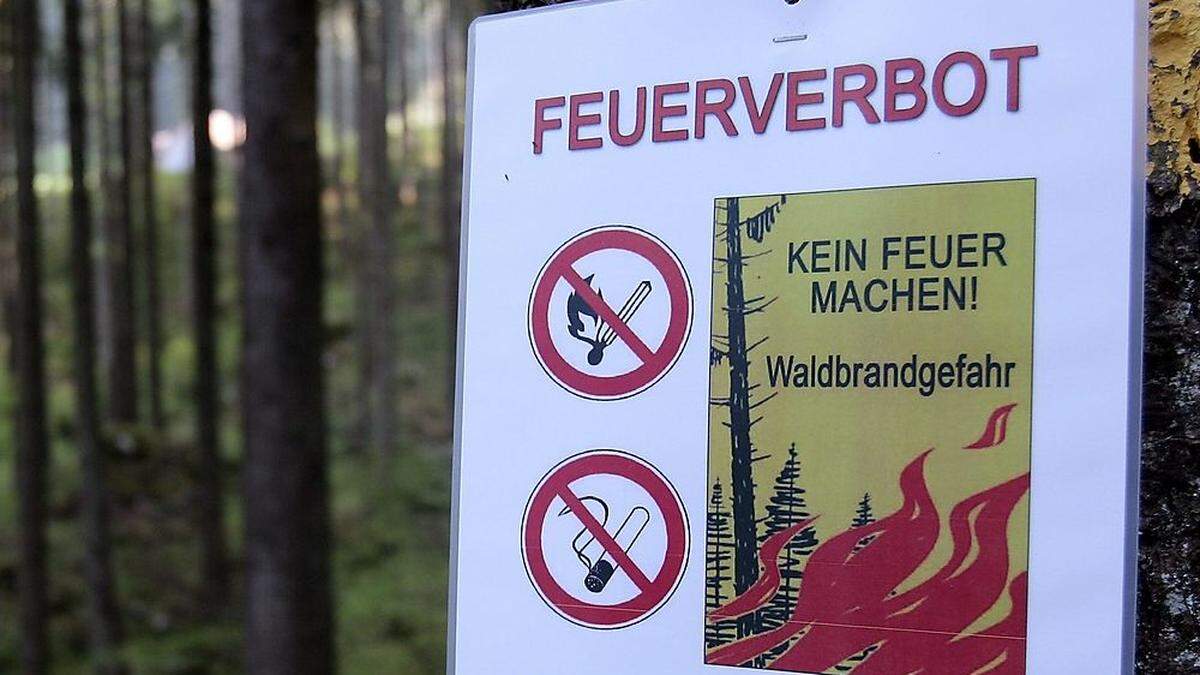 Offenes Feuer ist im Wald und in Waldnähe verboten