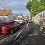 Die Pkw-Lenkerin wurde verletzt, an der Straßenlaterne und am Fahrzeug entstand erheblicher Sachschaden