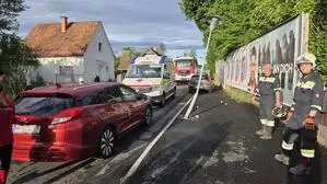 Die Pkw-Lenkerin wurde verletzt, an der Straßenlaterne und am Fahrzeug entstand erheblicher Sachschaden