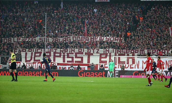 "Ob Leipzig, Salzburg oder New York - für euch ist kein Platz in unserem Sport", schreiben die Bayern-Fans