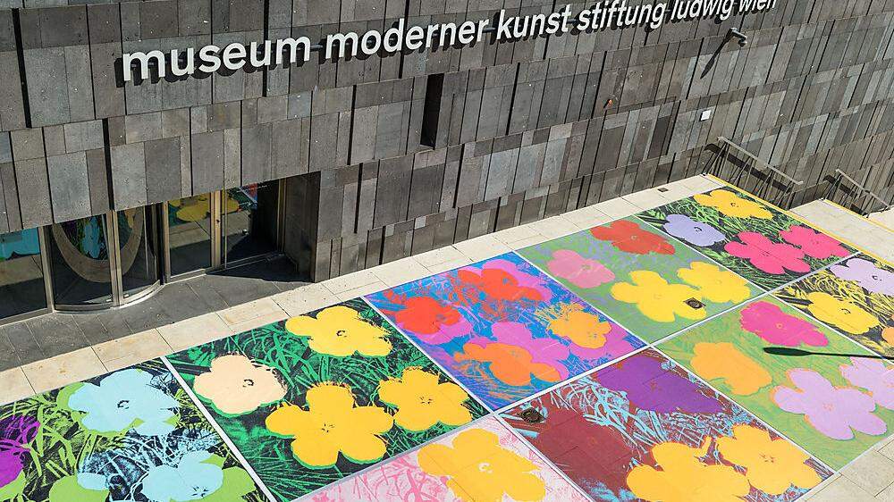 Ein Blumenteppich ergießt sich derzeit über die Treppe des Wiener mumoks