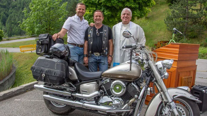 Bürgermeister Christian Hecher mit Bikerfans