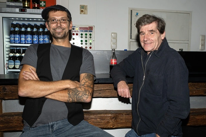 Geöffnet von Donnerstag bis Samstag, jeweils ab 16 Uhr, gibt es open end ein gut strukturiertes Programm im Obergeschoß des Lokals: Salsa und Samba mit Tanzstunden am Donnerstag, freitags Musik der 80er bis 90er Jahre und an Samstagen Live Musik oder DJ.