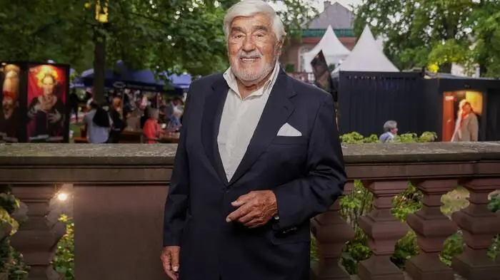 Deutschland trauert um Mario Adorf: Die Schauspiel-Ikone verstarb mit 95 Jahren.

(2021 bei der Verleihung des Mario-Adorf-Preises bei den Nibelungen-Festspielen in Worms)