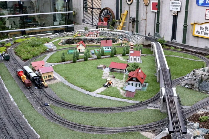 So kann man auf 120 Quadratmetern neben Bahnhöfen und Bahnunikaten verschiedene Eisenbahnzüge - von der Gurktalbahn bis zum Schnellzug - bewundern.