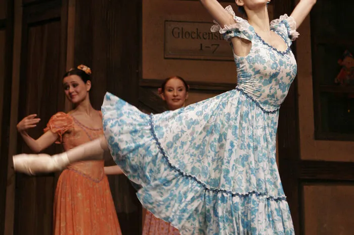 Semionova, die auch Professorin an der Staatlichen Ballettschule Berlin ist, reichten schon drei Stimmen für den ersten Platz. An der Umfrage beteiligten sich 41 Tanz-Experten aus Madrid und Tel Aviv, aus Moskau, Berlin oder New York.