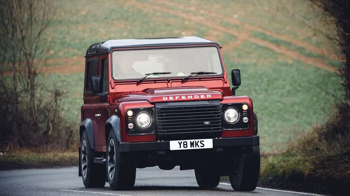 Zum 70. Geburtstag der Marke lässt Land Rover den Defender wieder auferstehen. Und zwar den stärksten, der in 68 Jahren Bauzeit jemals das Werk verlassen hat. Unter der legendären, kantigen Haube arbeitet ein 5-Liter-V8-Saugbenziner mit 405 PS, der ein Drehmomentmaximum von 515 Newtonmetern bereitstellt.