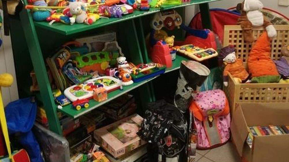 Baby- und Kindersachen werden beim Flohmarkt gekauft und verkauft