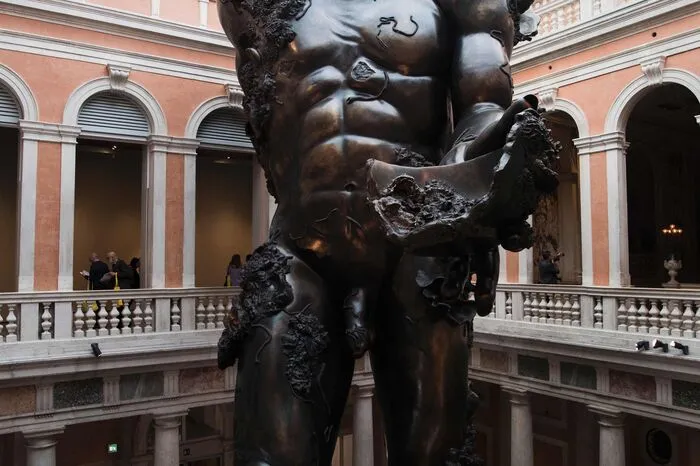 ... nach längerer Zeit wieder einmal seine Kunst im Vordergrund: Die Schau "Treasures from the Wreck of the Unbelievable", die einen Monat vor der Biennale von Venedig startet und bis zum 3. Dezember läuft, zeigt über 200 Werke Hirsts.