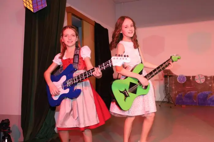 Klicken Sie sich durch weitere Fotos der Mini-Playback-Show in Kinsdorf bei Gnas!