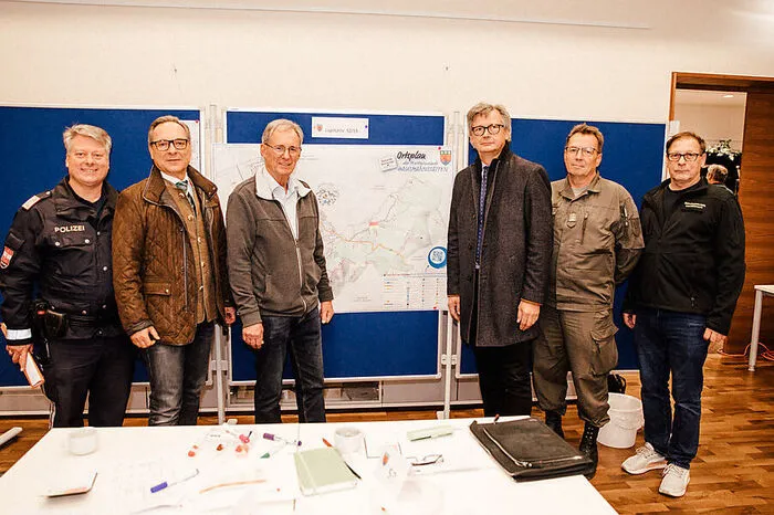 Hansjörg Zach von der Polizei Hausmannstätten, Harald Eitner vom Katastrophenschutz, Bürgermeister Werner Kirchsteiger, Bezirkshauptmann Andreas Weitlaner, Oberst Rudolf Wabnegg und Günter Hohenberger (Leiter der Landeswarnzentrale) bei der Katastrophenschutzübung in Hausmannstätten