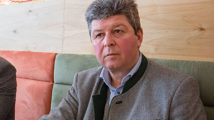 Hans Hammer, SP-Geschäftsführer Oststeiermark: Ich gehe davon aus, dass der Handschlag mit Schützenhöfer, den Schickhofer erwähnt hat, hält, und wir erst im Mai nächsten Jahres wählen. Ich habe mit ein paar Leuten und auch Funktionären geredet und sie sagen, sie sollen arbeiten - dafür sind sie gewählt - und kein politisches Geplänkel veranstalten. Die Leute haben das Wählen gehen in Wahrheit schon satt." Wenn es zu einer vorgezogenen Wahl käme, "sind wir gut vorbereitet"