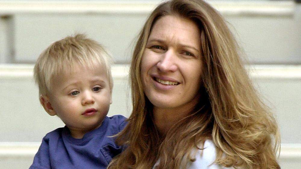 Jaden Gil Agassi mit seiner Mutter Steffi Graf im Jahr 2004