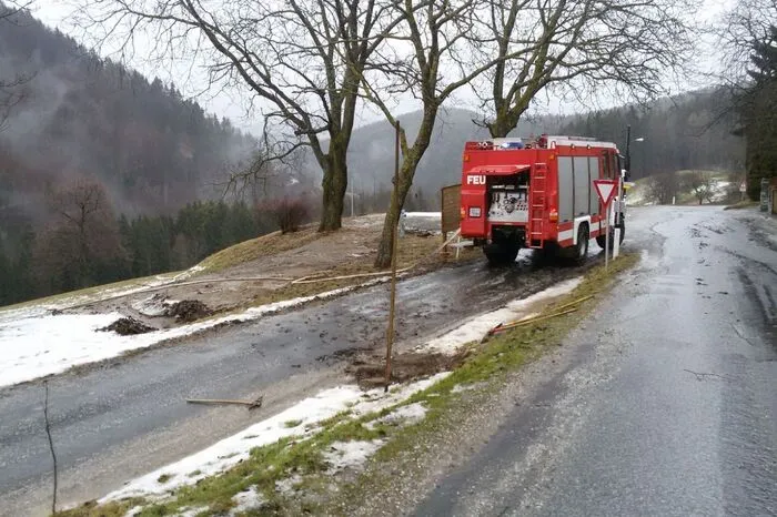 Auch die Feuerwehr Einsbach-Rein wurde zu Aufräumarbeiten alarmiert, um Gemeindestraßen wieder befahrbar und Wasserdurchlässe wieder frei zu machen.