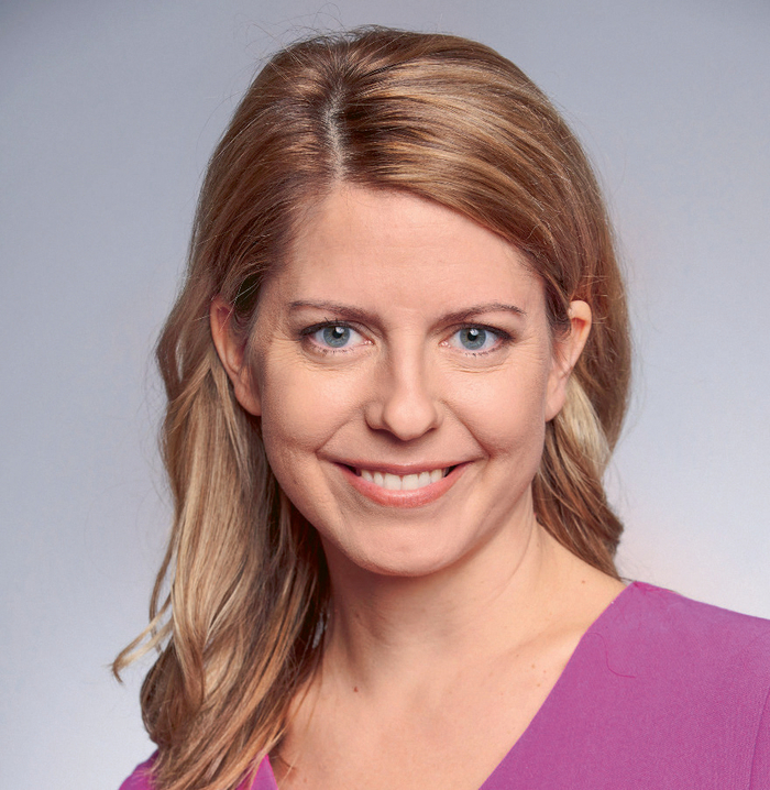 <strong>Sara Bildau</strong>, geboren am 19. August 1984 in Gießen/D. ist Moderatorin der ZDFheute-Nachrichten. Als Journalistin berichtet sie seit 2006 über gesellschaftspolitische Themen im In- und Ausland. Sie ist Mutter zweier Kinder.