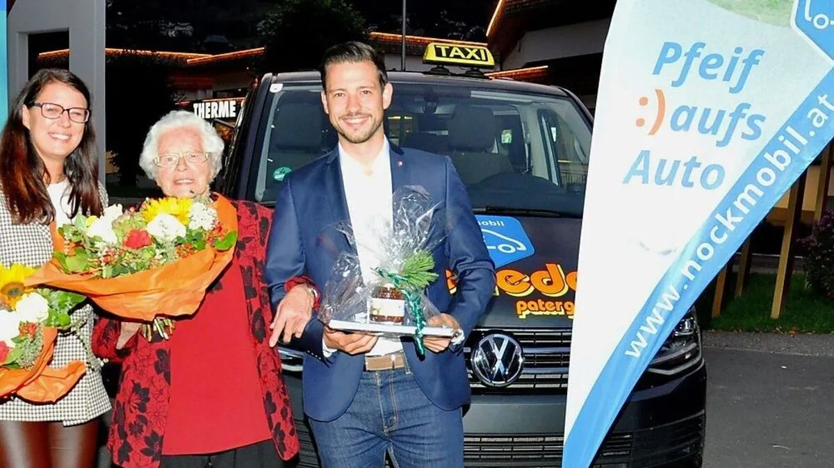 Von links: Landesrätin Sara Schaar mit Regina Freundl und Landesrat Sebastian Schuschnig