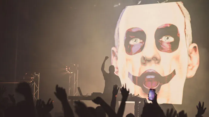 Norman Cook alias Fatboy Slim ist den Großteil des Abends nur als Silhouette zu sehen – und in grotesken Visuals auf der Leinwand