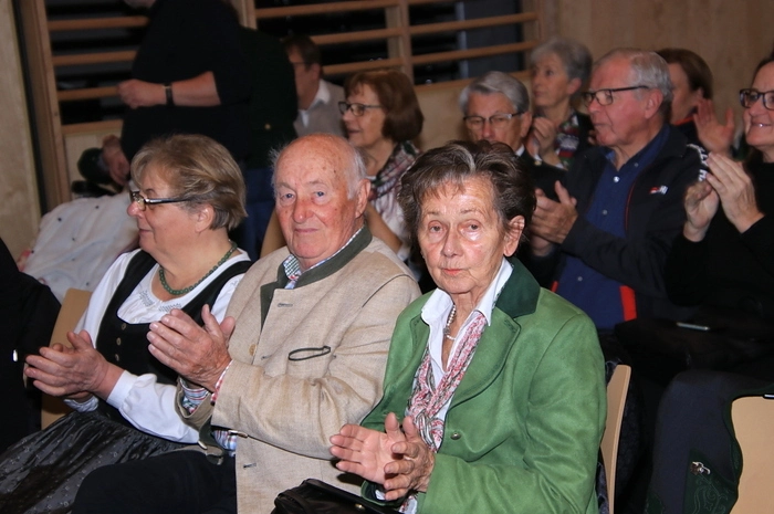 Mit stimmungsvollen Volksliedern, flotten Schlagern und Gospels, teilweise begleitet von Svetlana Hübler am Klavier, erntete der Chor vom zahlreich erschienen Publikum tosenden Applaus.