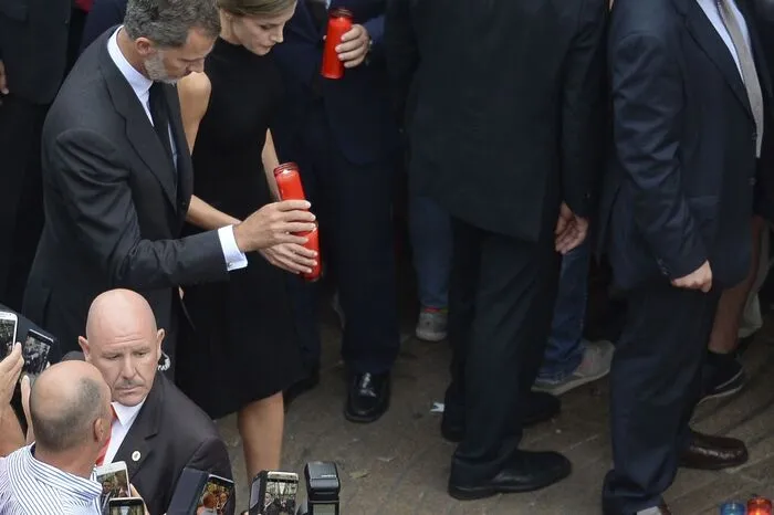 Bereits am Freitag hatte Felipe an einer Schweigeminute auf Barcelonas Placa Catalunya teilgenommen, zu der mehr als hunderttausend Menschen auf den Platz geströmt waren.