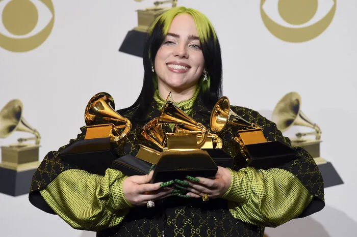 Eilish hat bei den diesjährigen Grammys abgeräumt und die Preise in allen vier Hauptkategorien gewonnen - und das mit 18 Jahren.