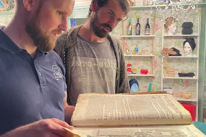 Ludwig Gasser zeigte den beiden Pilgern eine alte protestantische Bibel, die lange Zeit versteckt bleiben musste.