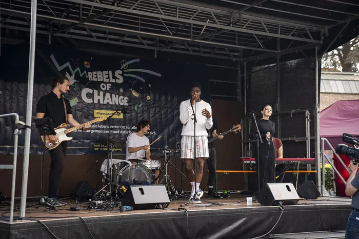 Das Programm war reichhaltig - von Livemusik (im Bild Fred Owusu) ...