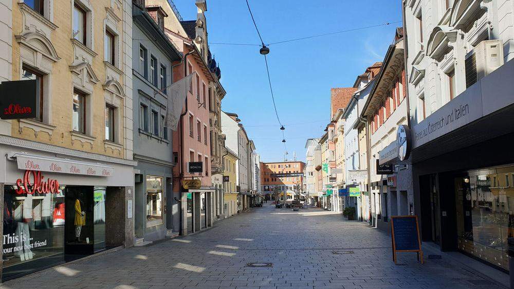 Die Bilder in ganz Österreich gleichen sich: Auch in der Kaiserstraße in Bregenz sind die Geschäfte geschlossen, und es herrscht gähnende Leere