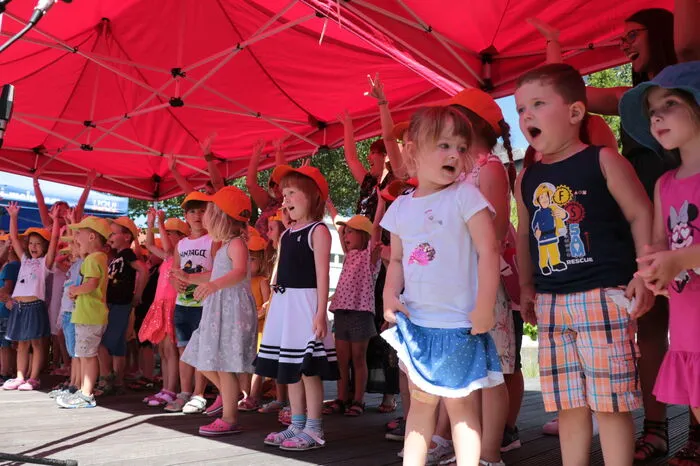 Auf den zwei Bühnen gab es ein buntes Programm. Zu Beginn sorgte der Kindergarten und die Volksschule für Stimmung.