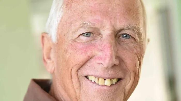 Heinz Kernlinger: "Ich komme seit 60 Jahren hierher. Es ist für mich soweit in Ordnung, aber die Anlage könnte schöner sein. Das fängt schon bei der Wiese an. Ein Neubau ist für mich nicht nötig, es bleibt ja bei solchen Projekten nie bei den geplanten Kosten und dann wird es noch teurer. Man wäre mit einer Sanierung des Bades sicher auch ausgekommen. Den Eingangsbereich müsste man jedoch etwas verbessern. Wenn Gewitter kommen, strömt alles hinaus und dann wird es eng. Und die Toilettenanlagen gehören saniert."
