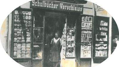 Maria Breschan vor ihrem Geschäft (1928)