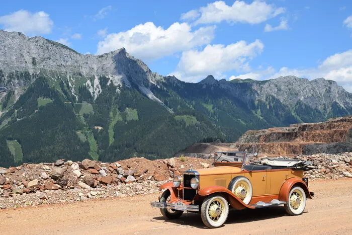 Die größte Pyramide der Welt, der Erzberg, ist auch für Automobilfans von großem Interesse ist, denn 60 Prozent der jährlich produzierten 2,8 Millionen Tonnen Feinerz werden bei der Voestalpine in Linz verhüttet, woraus dann letztlich Flachstahl für die Automobilindustrie hergestellt wird.