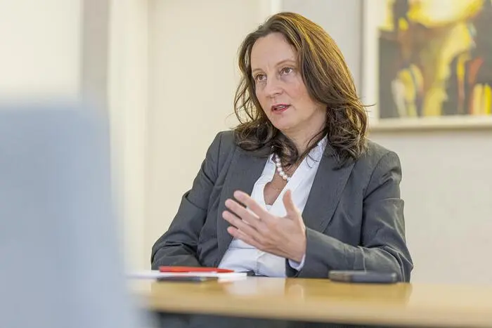 Bildungsdirektorin Isabella Penz sieht den Kinderschutz als höchste Priorität, daher wurden die Schulen über den aktuellen Fall informiert