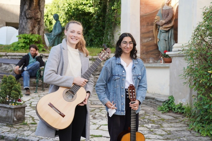 Das Duo Giojoso (Valentina Schantl und Amirah Pranzl) wärmt sich noch in der Abendsonne
